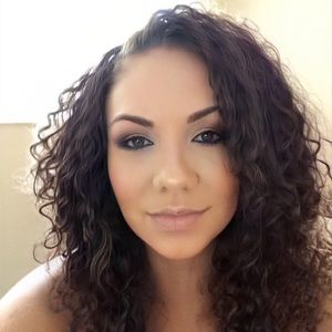 Meet your Posher, Emelia